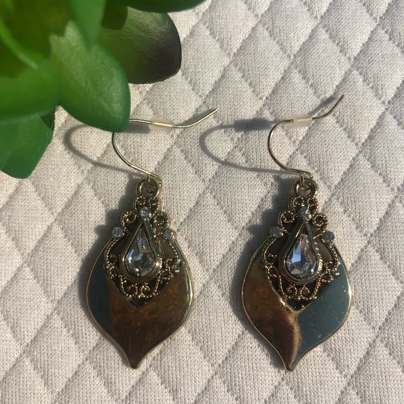 Beautiful vintage feel fun lightweight earrings ✨ - Picture 8 of 10